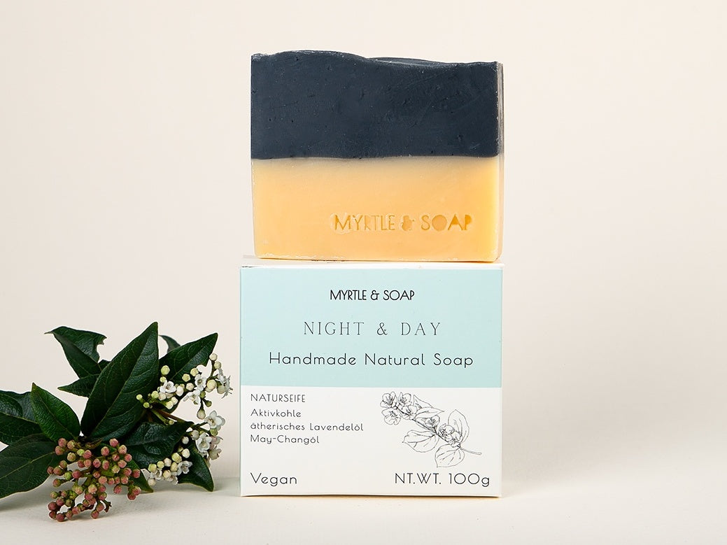 Night & Day natural, handmade soap with may chang and lavender essential oil. Vegan and cruelty-free. Vegane, handgemachte Naturseife mit May Chang-Öl, Lavendel und Aktivkohle. 