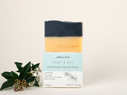 Night & Day natural, handmade soap with may chang and lavender essential oil. Vegan and cruelty-free. Vegane, handgemachte Naturseife mit May Chang-Öl, Lavendel und Aktivkohle. 